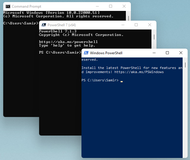 Command Prompt, PowerShell, dan Windows PowerShell terbuka di jendela terpisah.