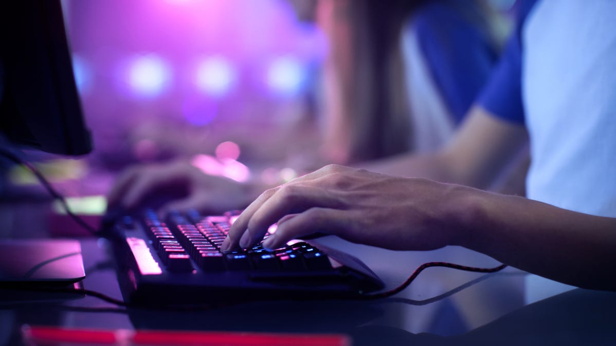 Tangan gamer di keyboard PC