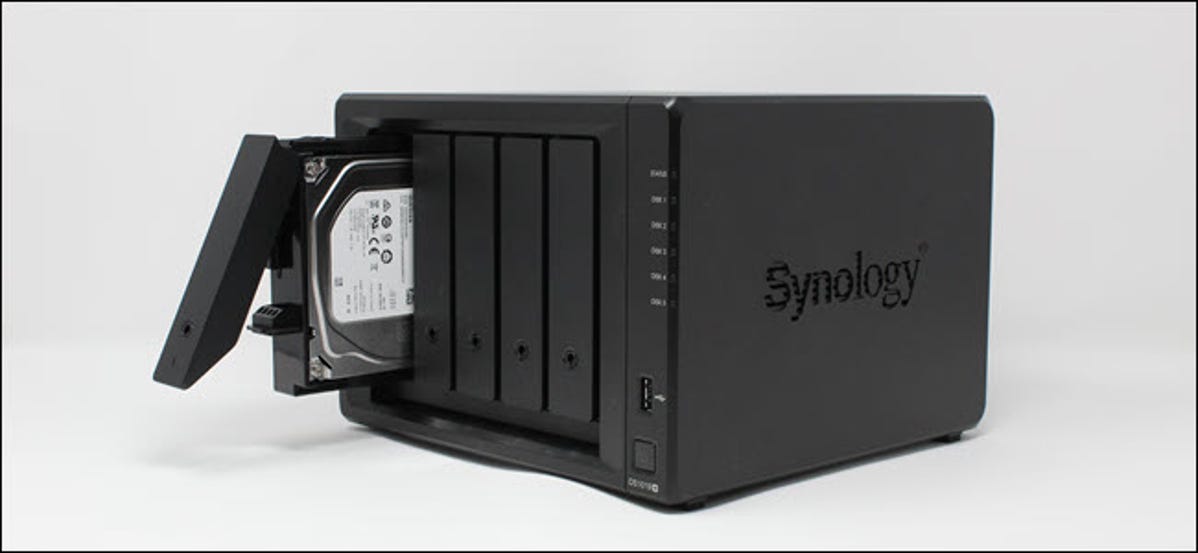 NAS Synology dengan satu hard drive dilepas sebagian.