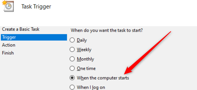 Satu set tombol radio di Windows 10 dengan panah merah menunjuk ke opsi "Saat komputer mulai".