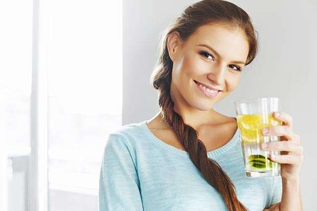manfaat minum air lemon untuk rambut