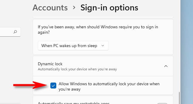 Di Pengaturan, centang kotak di samping "Izinkan Windows mengunci perangkat Anda secara otomatis saat Anda pergi".