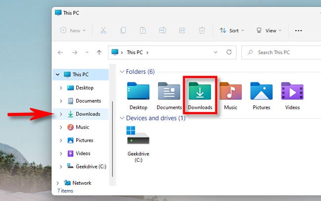 Klik "Unduhan" di bilah sisi File Explorer atau klik dua kali folder "Unduhan" di "PC Ini."