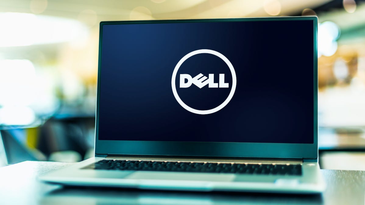 Buka laptop dengan logo Dell yang terlihat di layar