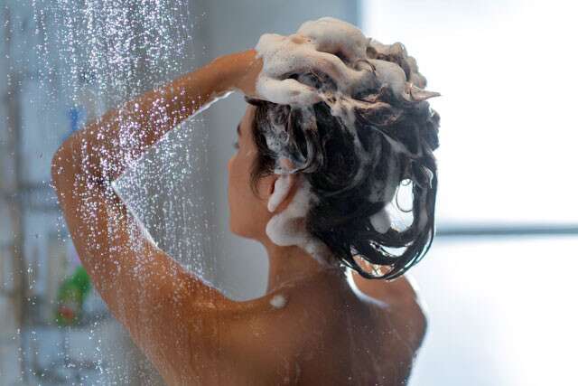 Cara Menjadikan Rambut Lebih Tebal: Jangan Mencuci Rambut Secara Berlebihan