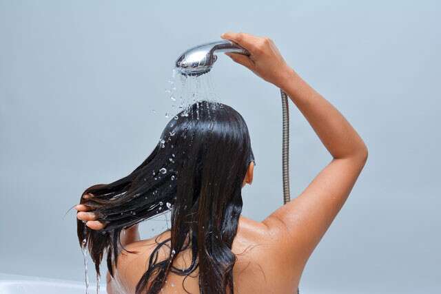 Menangani rambut basah untuk mengurangi rambut rontok