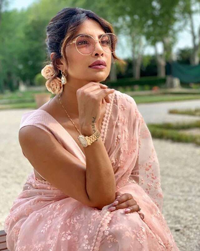 Priyanka Chopra mengenakan kepang Bunga, gaya rambut yang meriah