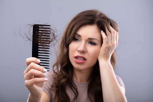 Bagaimana Anda Dapat Mengoleskan Telur Pada Rambut Untuk Menghentikan Rambut Rontok? 