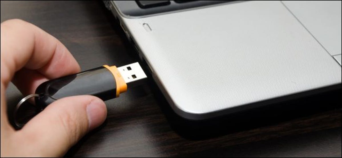Memasukkan drive USB ke laptop PC