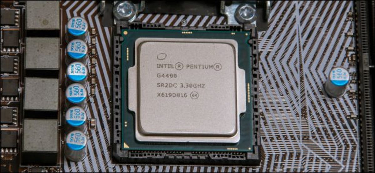 CPU Intel Pentium pada motherboard komputer.