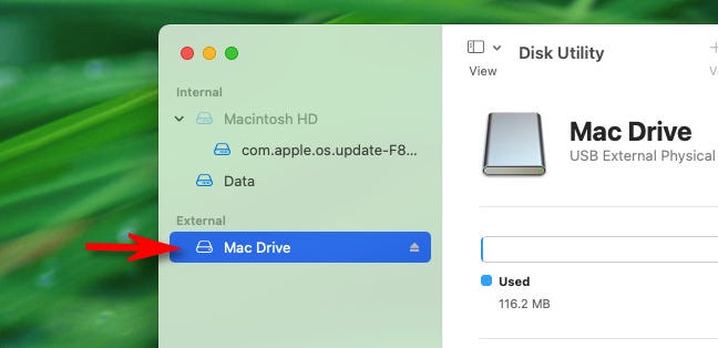 Di Utilitas Disk Mac, pilih drive USB yang ingin Anda format di bar samping.
