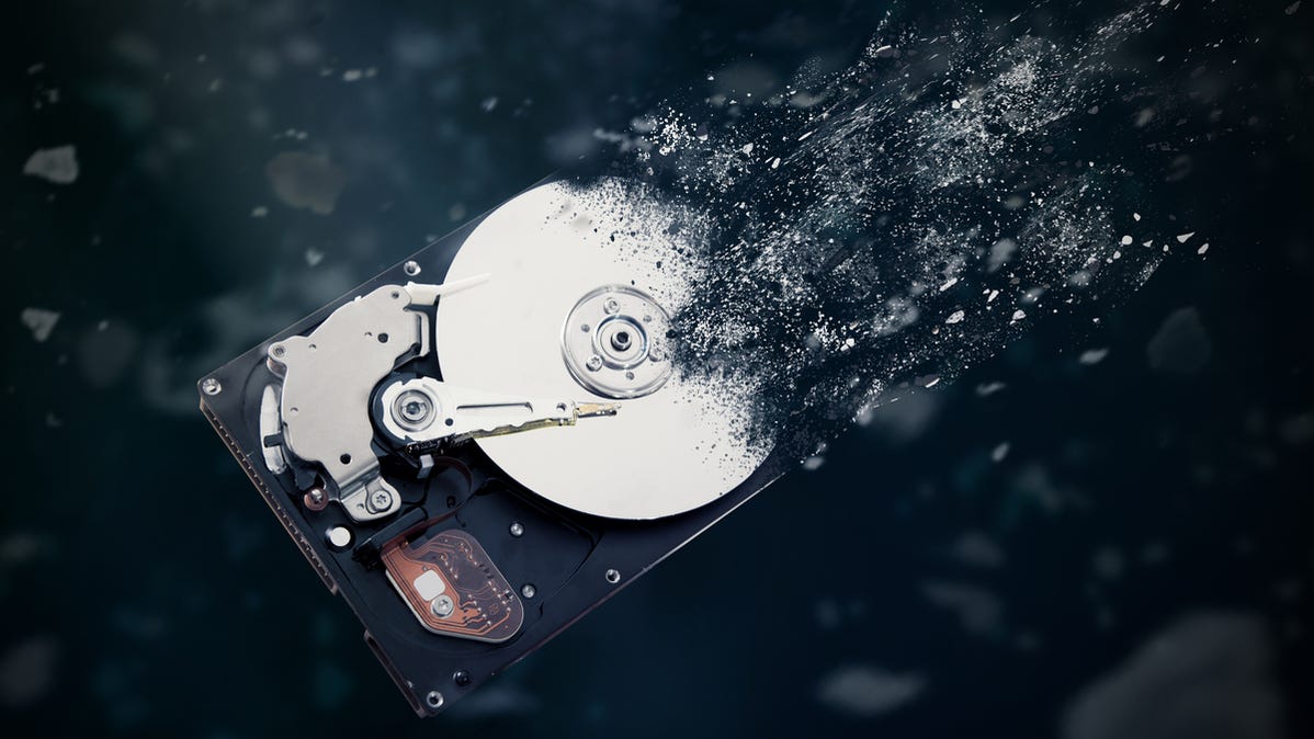 Ilustrasi hard disk drive mekanis yang hancur.