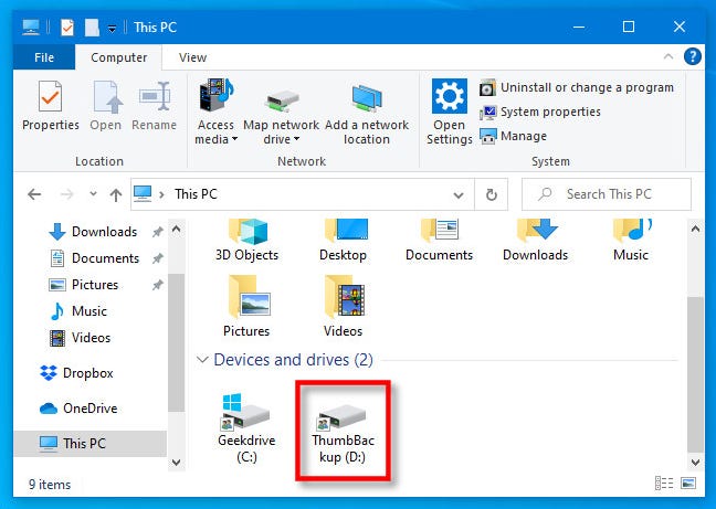 Di PC ini, temukan thumb drive Anda di Windows 10 File Explorer.