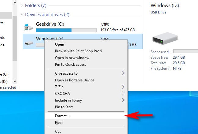 Klik kanan drive di File Explorer dan pilih "Format" dari daftar.
