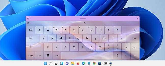 Keyboard sentuh Windows 11 dengan tema yang diterapkan.