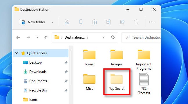 Saat dibuat terlihat, folder tersembunyi akan terlihat transparan atau pudar di Windows 11.