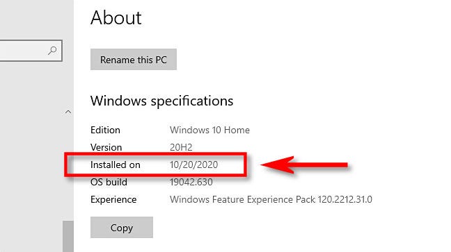 Di Pengaturan Windows, Anda akan menemukan tanggal pemasangan pembaruan utama terbaru di bawah "Dipasang pada" di "Spesifikasi Windows".