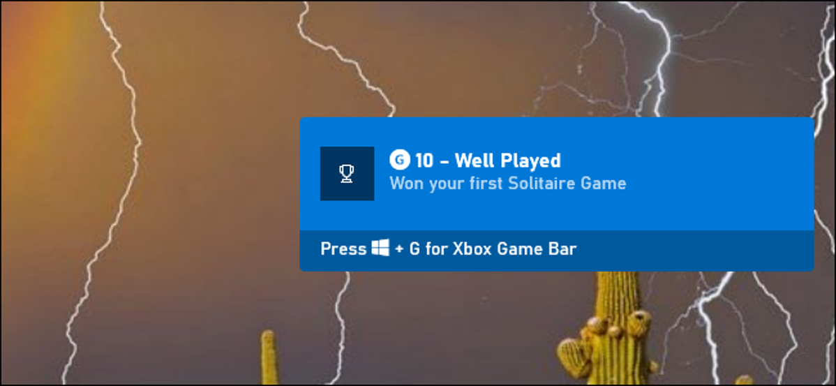 Pemberitahuan pencapaian Xbox untuk Microsoft Solitaire di Windows 10.