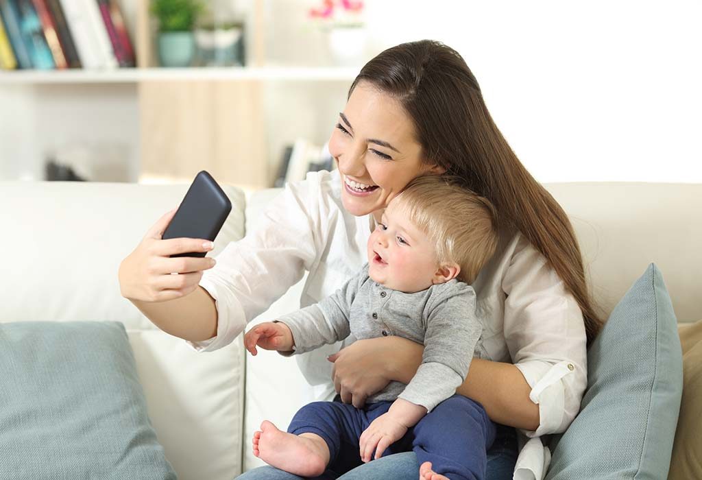 Video bayi sosial mengobrol dengan ibu