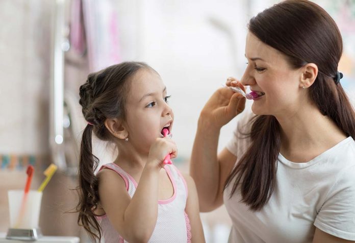 Cara Melatih Anak Anda untuk Menyikat Gigi dan Membuatnya Menjadi Kegiatan yang Menyenangkan