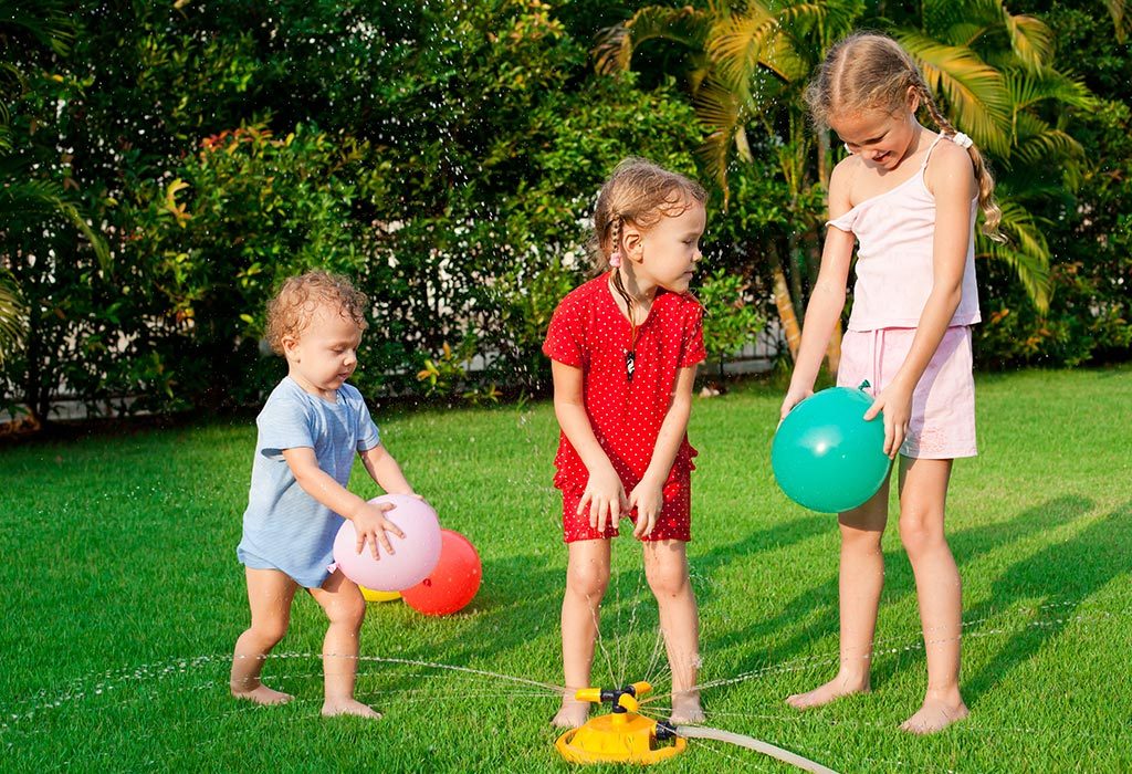 Anak-anak bermain dengan balon air