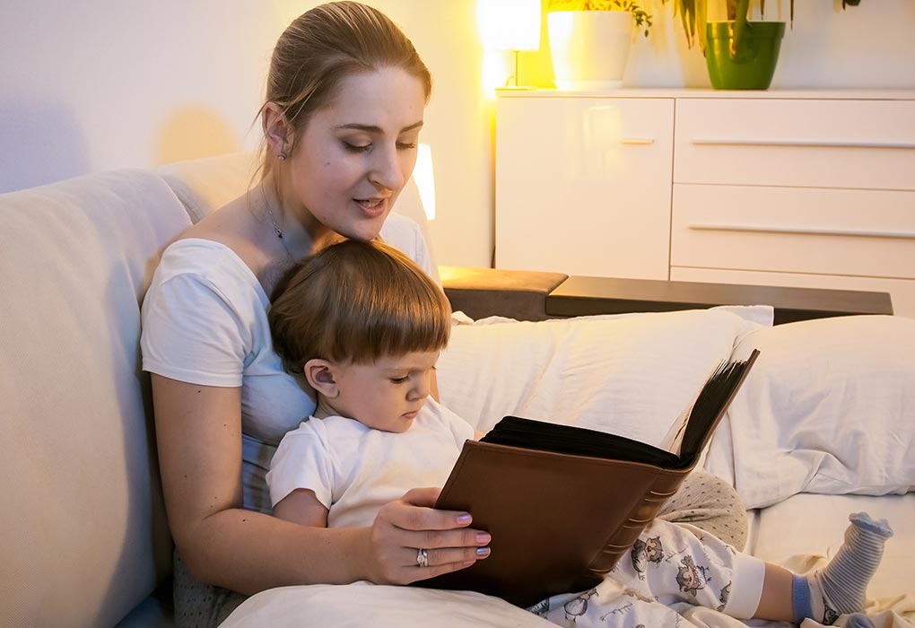 Seorang ibu membacakan dongeng sebelum tidur untuk anaknya