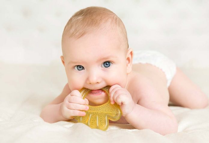 Tumbuh Gigi dan Muntah pada Bayi - Normalkah?