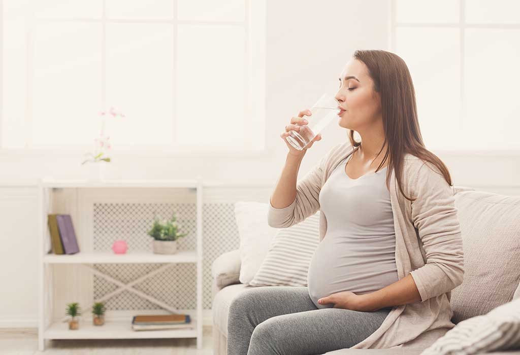 Seorang wanita hamil minum air