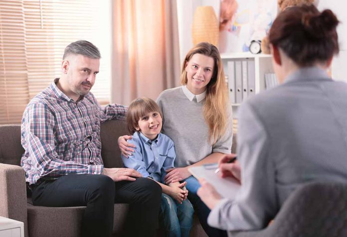 Terapi Interaksi Orangtua-Anak (PCIT) dan Segalanya yang Perlu Anda Ketahui