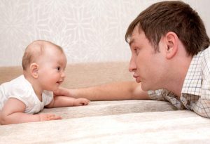 Bayi berbicara dengan ayah