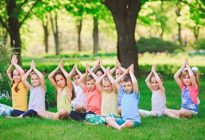 Bagaimana Dokter Ini Mengubah Yoga untuk Anak-Anak yang Terlalu Aktif?