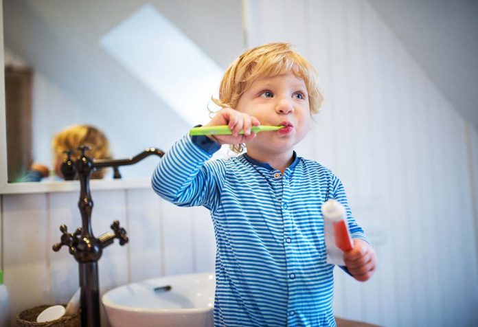 Inilah Mengapa Anda Tidak Boleh Membiarkan Anak Anda Menggosok Gigi Sendirian