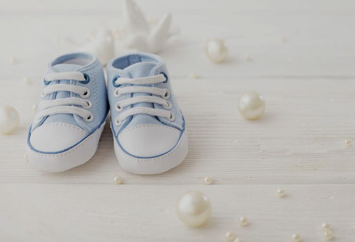 Kapan Bayi Bisa Mulai Memakai Sepatu?