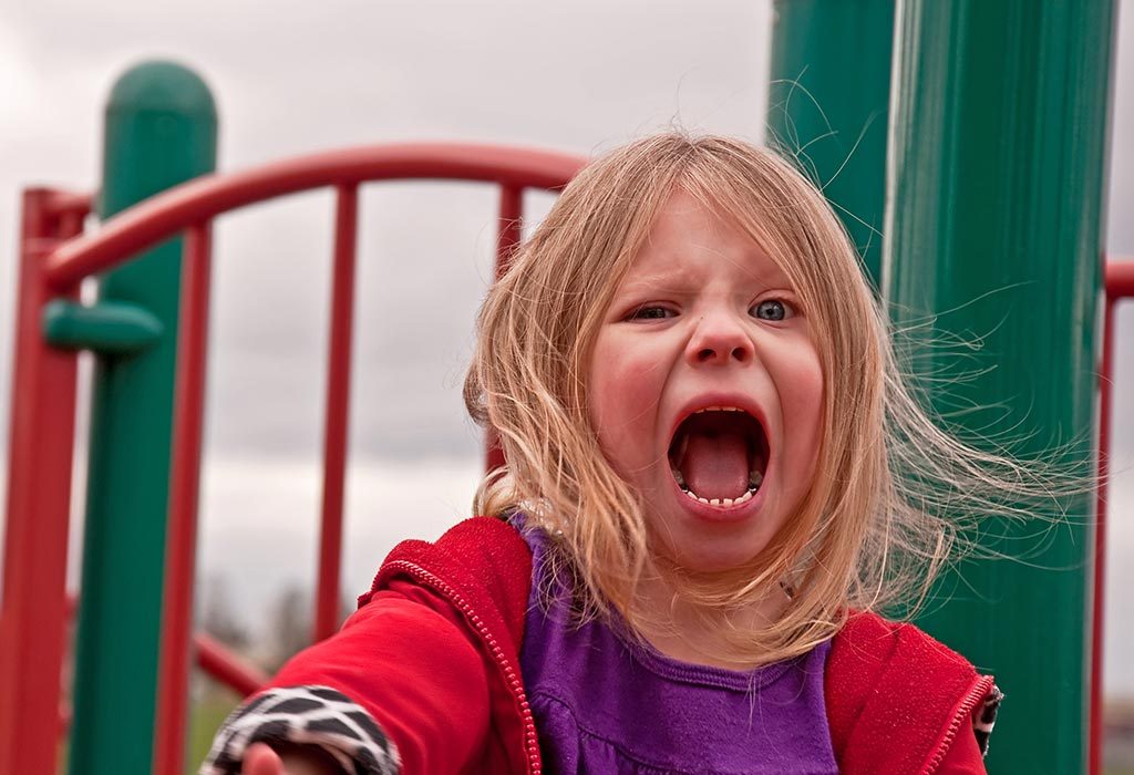 Seorang gadis 4 tahun marah dan menangis
