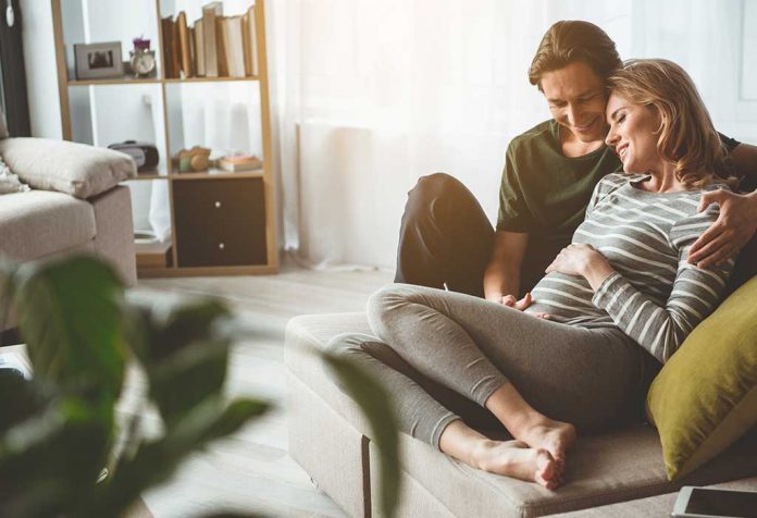 Cara Membuat Ikatan Anda Dengan Pasangan Lebih Kuat Selama Kehamilan