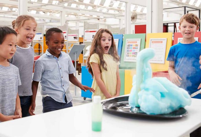 anak-anak kagum melihat eksperimen sains di museum