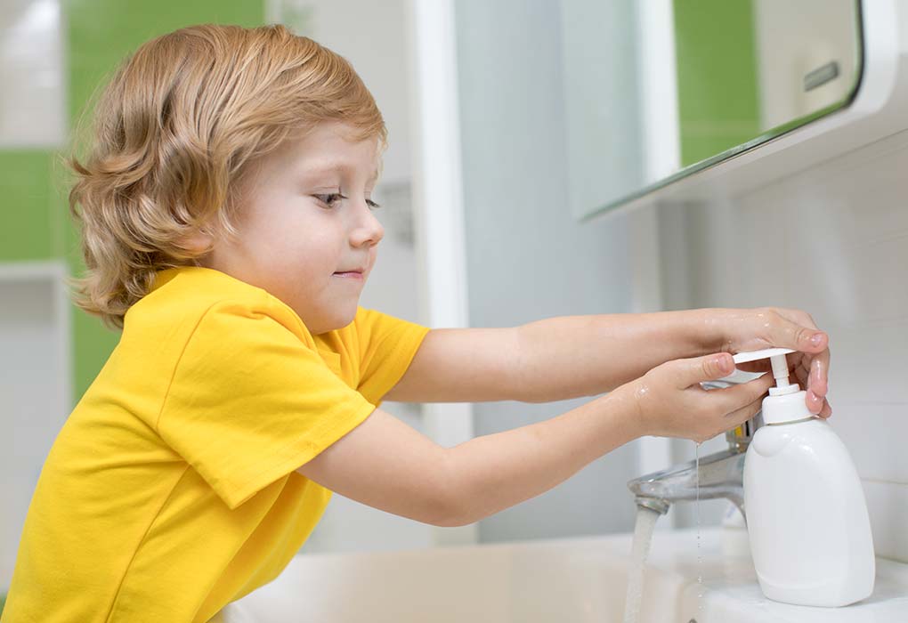 Seorang anak laki-laki mencuci tangan selama Coronavirus