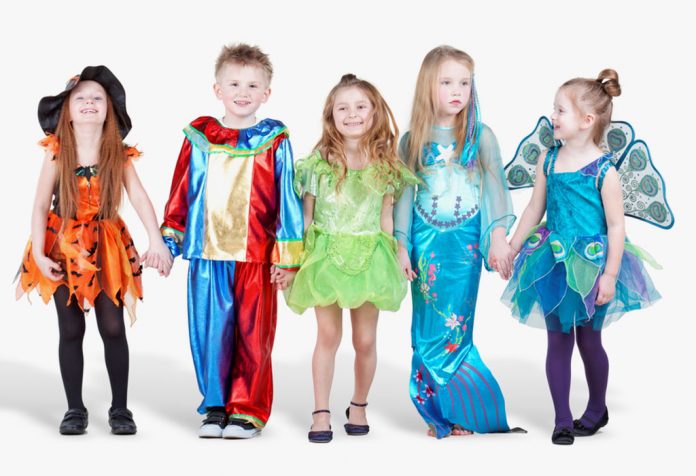 Anak-anak berdandan untuk pesta kostum