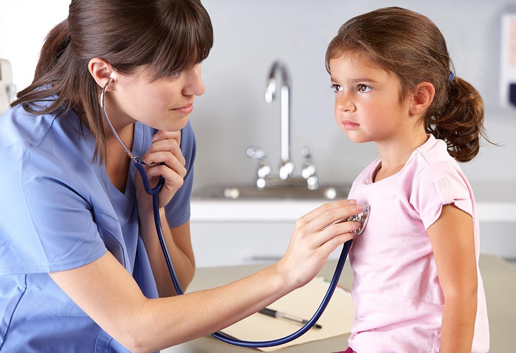 Seorang dokter memeriksa seorang gadis kecil