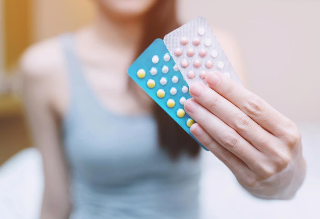 wanita memegang pil KB dosis rendah