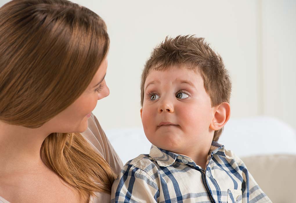 Seorang anak laki-laki berbicara dengan ibunya tentang Coronavirus