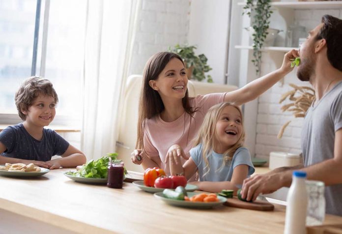keluarga bahagia makan makanan sehat dan hidup disiplin