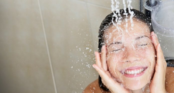 5 Kesalahan Mandi yang Harus Dihindari untuk Kesehatan Rambut dan Kulit