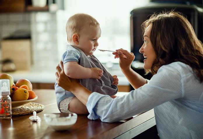 Bagaimana Memulai Makanan Padat Pertama Bayi Anda dengan Cara yang Benar