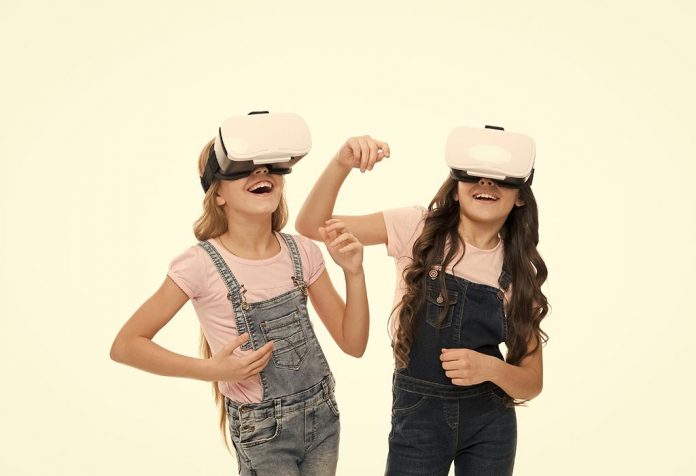 anak-anak mengikuti tur virtual