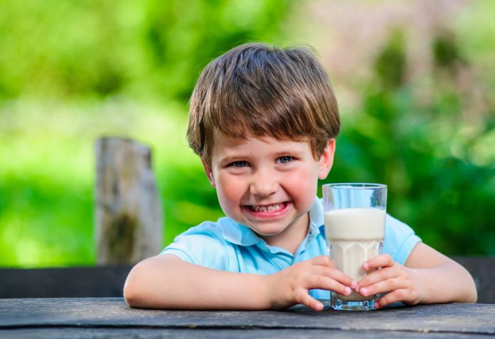 Susu Untuk Anak - Alasan, Jenis & Manfaatnya