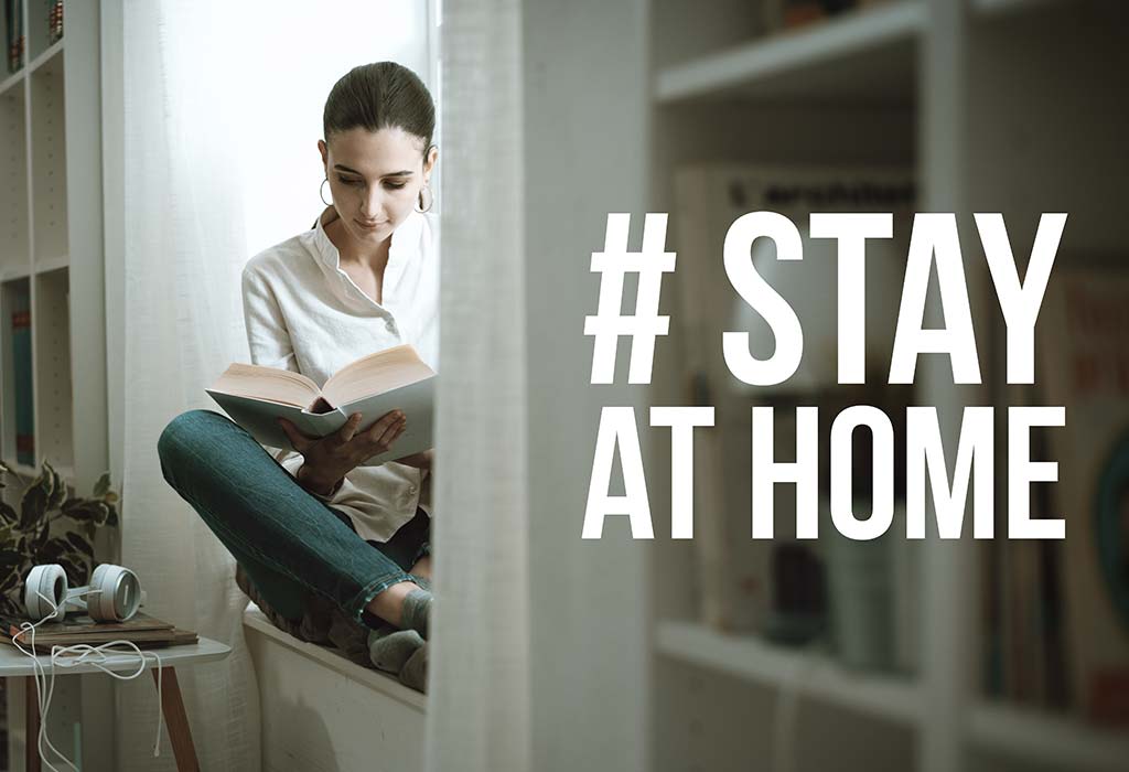 Seorang wanita dalam isolasi rumah membaca buku dan #dirumahaja