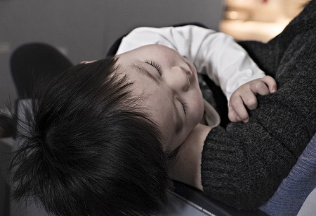 Pastikan Bayi Tidak Tertidur Saat Menyusui