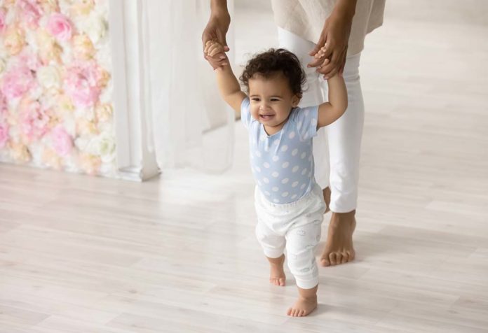 Hal yang Harus Dilakukan Saat Bayi Anda Mulai Berjalan dengan Jari Kaki Kecilnya!