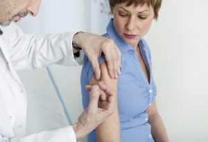 Dokter memberikan vaksinasi kepada Wanita
